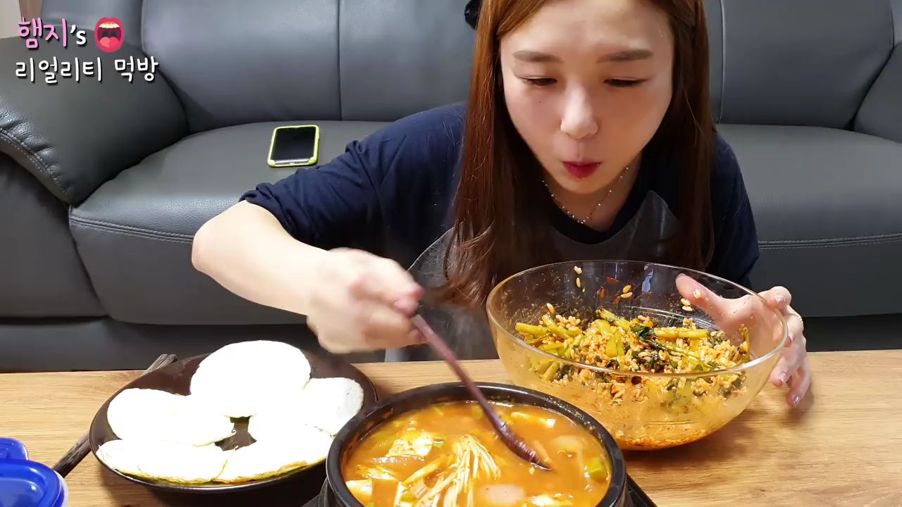 【Hamzy】韩国小姐姐真实吃播: )萝卜缨泡菜腌的特别好 萝卜缨拌饭 吃播!(ft大酱汤)